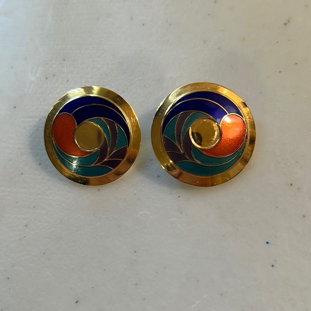 Vtg Samuel Huang Gold Circular Disc Earrings W/Enamel Design